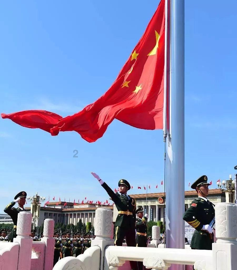 新乡一学校，小学生临时到初中部就餐，初中学长贴心帮学妹盛汤